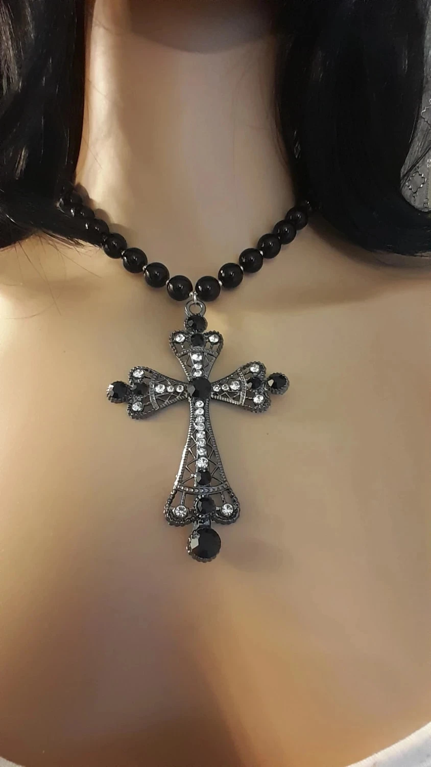 Collier en perles noires, avec croix, style Gothique – photo 2